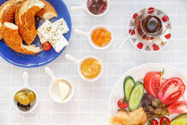 Турецкий чай, сыр, мед, джем, оливки, симит. Настоящий турецкий завтрак. Концепция местной кухни. Мягкий фокус Горизонталь
 - Фото, изображение