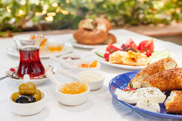 Турецкий чай, сыр, мед, джем, оливки, симит. Настоящий турецкий завтрак. Концепция местной кухни. Мягкий фокус Горизонталь
 - Фото, изображение