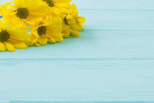 Topinambur žluté květy na modré dřevo. - Fotografie, Obrázek
