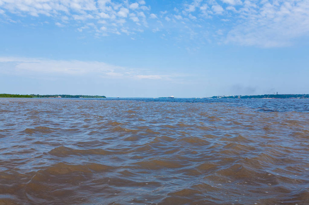 Encontro de Águas .Rio Negro e Rio Solimoes confluência perto de Manaus. Marco brasileiro
 - Foto, Imagem