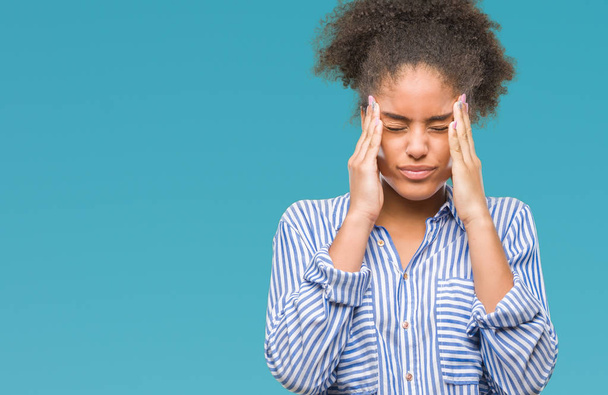 Young afro american woman over isolated background with hand on head for pain in head because stress. Suffering migraine. - Foto, imagen