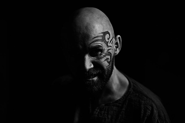 portret brutalny Brodaty mężczyzna z tatuażem na twarz - Zdjęcie, obraz