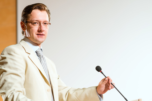 Retrato de un hombre de negocios con micrófono
 - Foto, imagen