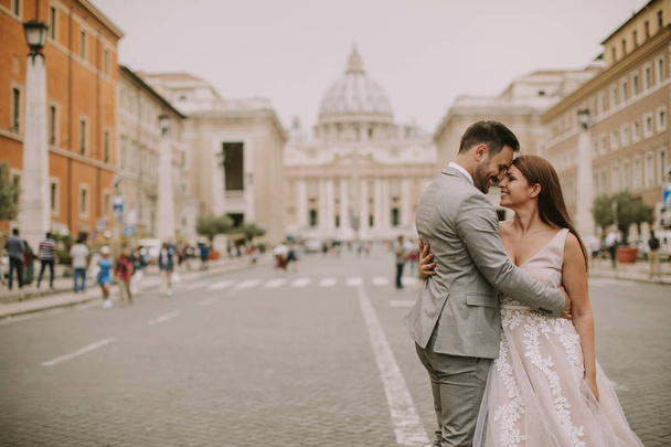 Όμορφη νεαρή γαμήλιο ζεύγος από Καθεδρικός Ναός Αγίου Πέτρου στο Βατικανό - Φωτογραφία, εικόνα