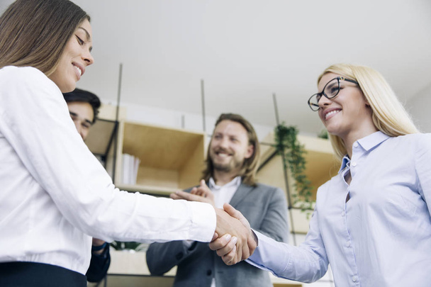 Businesswomen handshaking after deal agreement in the office - Zdjęcie, obraz