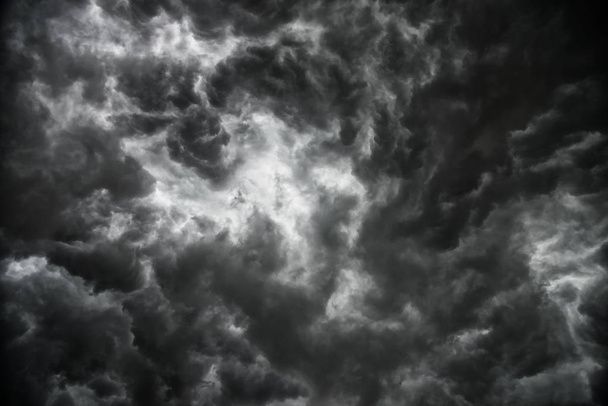 Előtt az eső vihar. Egy csomó villám és erős szél. A sötét felhők is néz ki, mint egy nagy fekete füst. - Fotó, kép