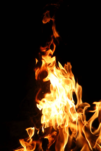 Язики полум'я оранжево-жовтого кольору від палаючого вогню
 - Фото, зображення