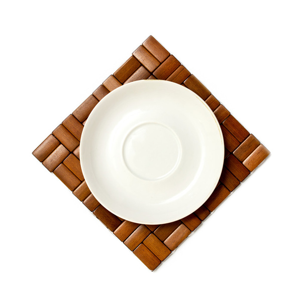 ahşap dekoratif arka plan üzerinde beyaz tabak - Fotoğraf, Görsel