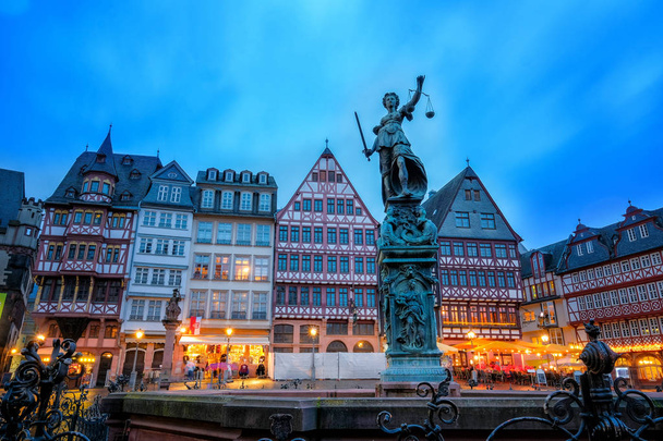 Alacakaranlık saat görünümü eski kasaba meydanında romerberg Justitia heykel Frankfurt Almanya ile in - Fotoğraf, Görsel