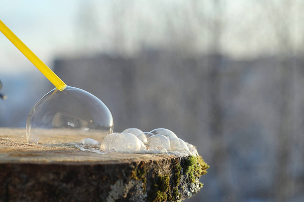 As bolhas de sabão congelam no frio. A água ensaboada do inverno congela em t - Foto, Imagem