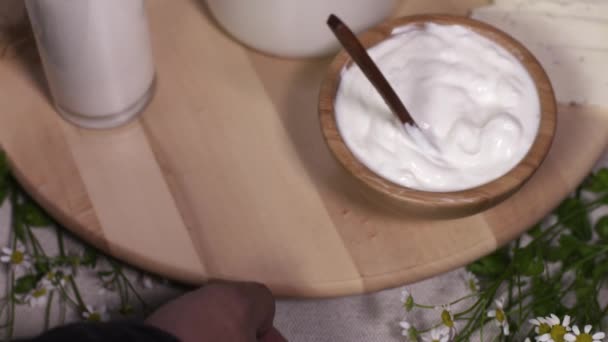 Chef mano masculina gira placa de madera con productos lácteos en la cocina
 - Imágenes, Vídeo