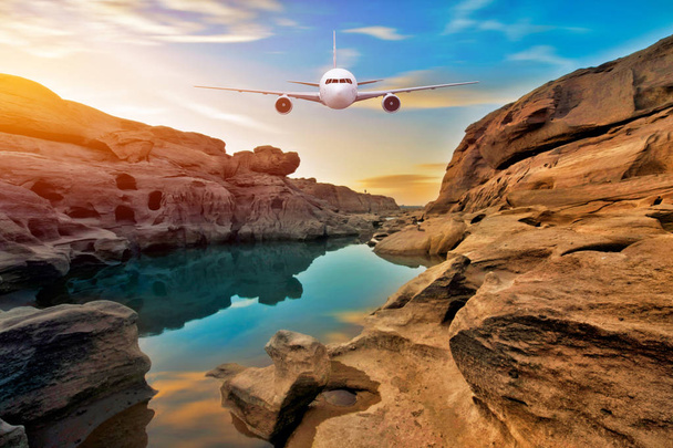 Přední část letadla skutečné letadlo, na západu slunce mountain rock pozadí - Fotografie, Obrázek