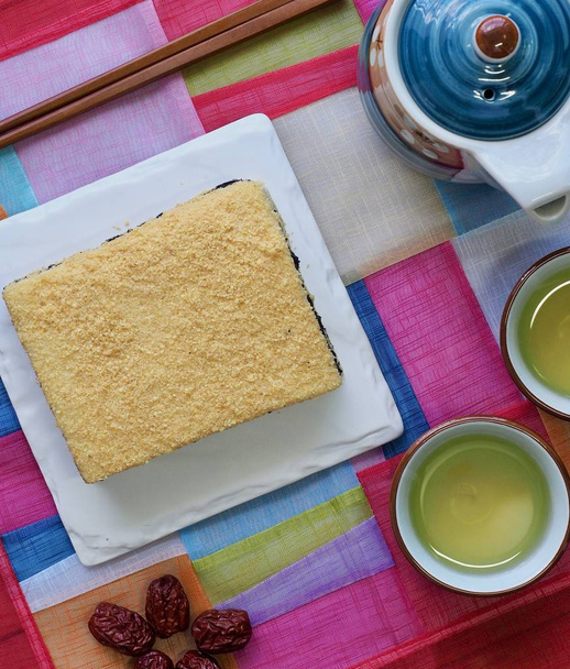 Comida tradicional coreana pastel de arroz al vapor amarillo
 - Foto, imagen