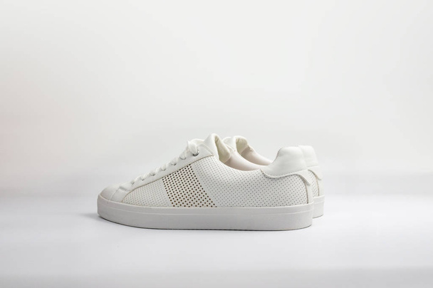 Valkoinen, uusi ja puhdas lenkkari kengät valkoisella taustalla
 - Valokuva, kuva