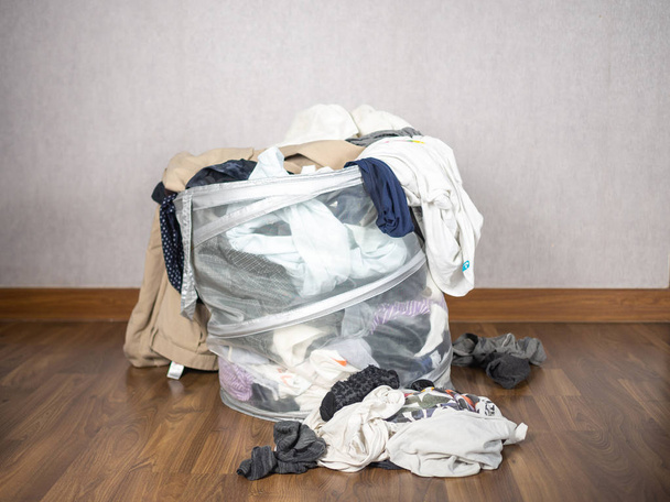 Βρώμικα ρούχα στο καλάθι στο δωμάτιο  - Φωτογραφία, εικόνα