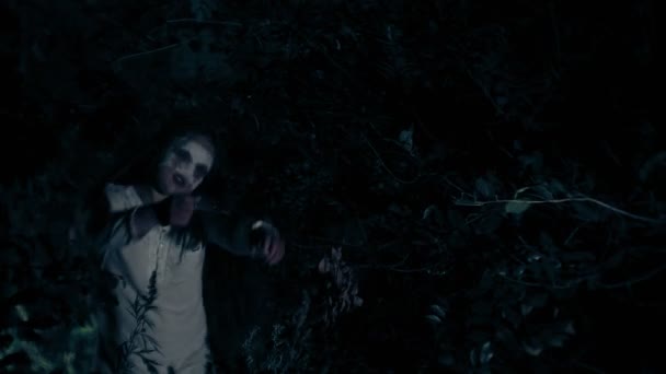 ein Spaziergang durch den nächtlichen Wald - ein Zombie-Untotes Mädchen, besessen von bösen Angriffen auf die Kamera - Filmmaterial, Video