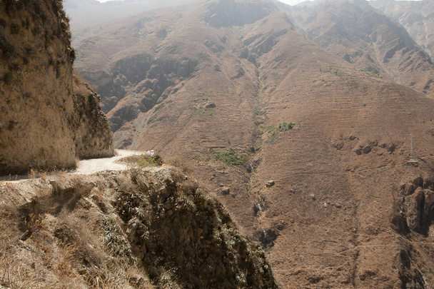 Camino Peligroso en los Andes - Perú
 - Foto, Imagen