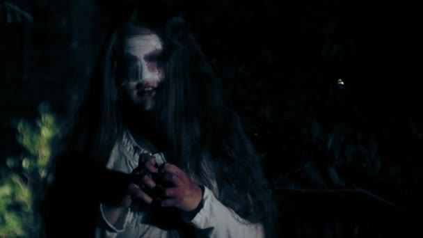 カメラの邪悪な攻撃と取りつかれているゾンビ アンデッドの少女 - 夜の森を歩く - 映像、動画