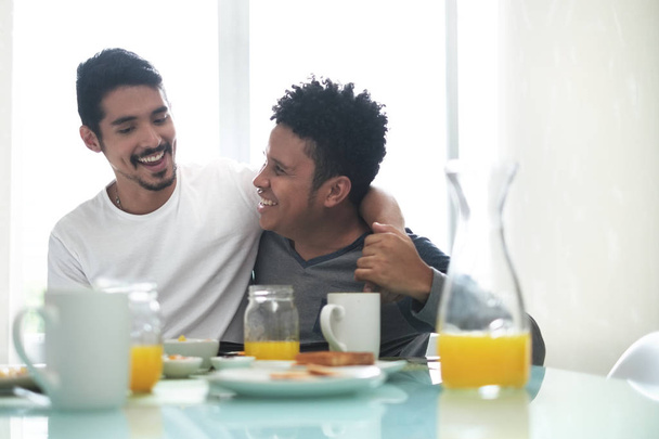 Gay ζευγάρι τρώει πρωινό στο σπίτι το πρωί - Φωτογραφία, εικόνα