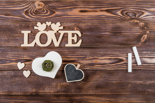 Αγάπη, καρδιές, ημέρα του Αγίου Βαλεντίνου σε ξύλινα ρουστίκ φόντο - Φωτογραφία, εικόνα