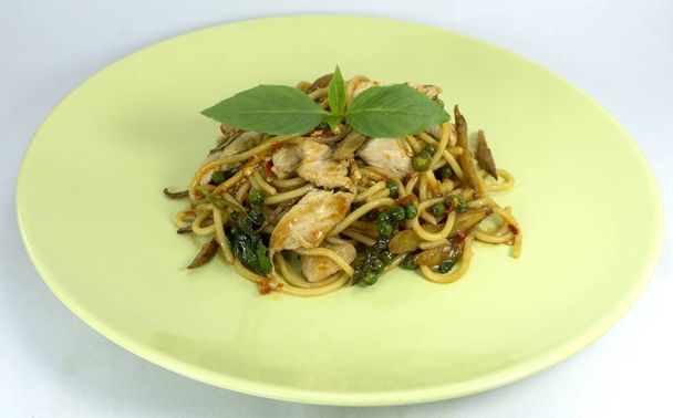 Spagetti a zöld ételt elszigetelt fehér background. - Fotó, kép