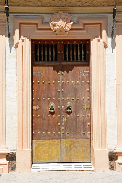 Puerta frontal de madera tachonada con herrajes de latón en la parte delantera del ayuntamiento, Ayamonte, provincia de Huelva, Andalucía, España, Europa
. - Foto, imagen