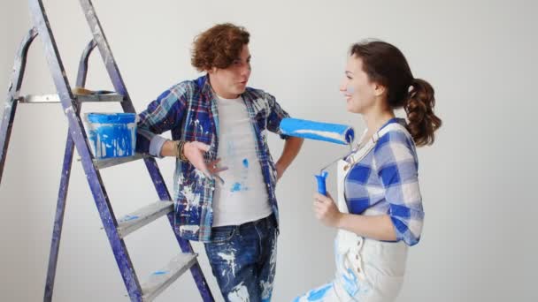 junges Familienkonzept. junges Paar hat Spaß bei Renovierung seiner Wohnung - Filmmaterial, Video