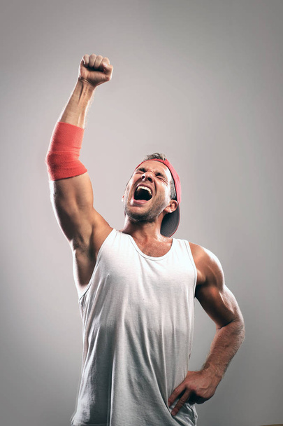 Sportowiec z podniesiona ręka świętuje zwycięstwo - Zdjęcie, obraz