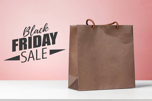 close up of paper Shopping bag awith text Black Friday Sale  - Foto, Imagen