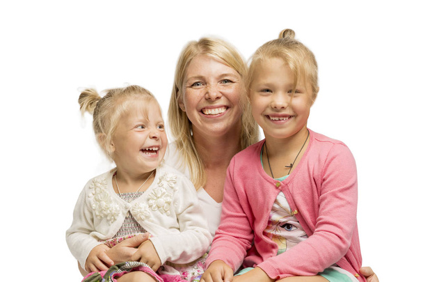 Mamá con hijas pequeñas abrazando y riendo, familia feliz, aislada sobre fondo blanco
 - Foto, imagen