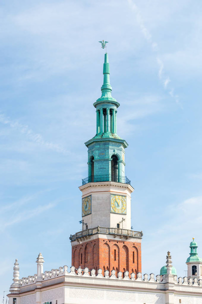 Clock Tower of Poznan Town Hall in Poland. - Foto, Bild