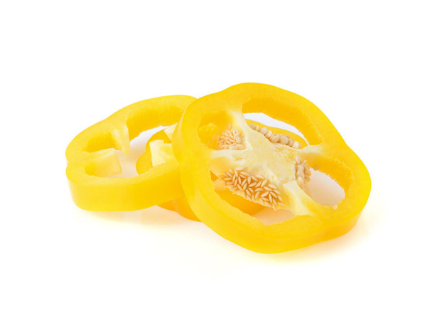 Szeletelt elszigetelt fehér, sárga paprika paprika - Fotó, kép