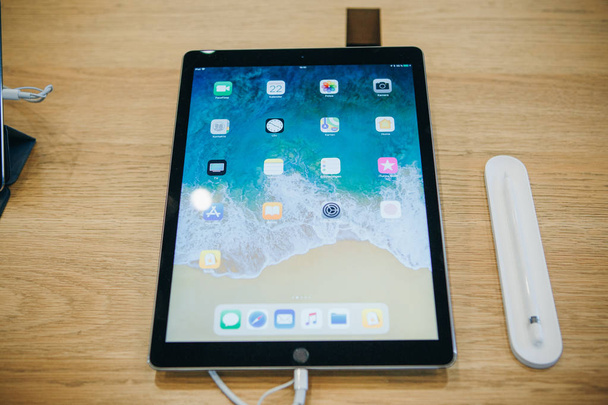 Eladó új iPad a hivatalos Apple store Berlinben. - Fotó, kép