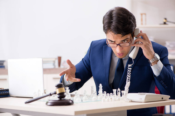 Joven abogado jugando ajedrez para entrenar su estrategia de corte y tacti - Foto, Imagen