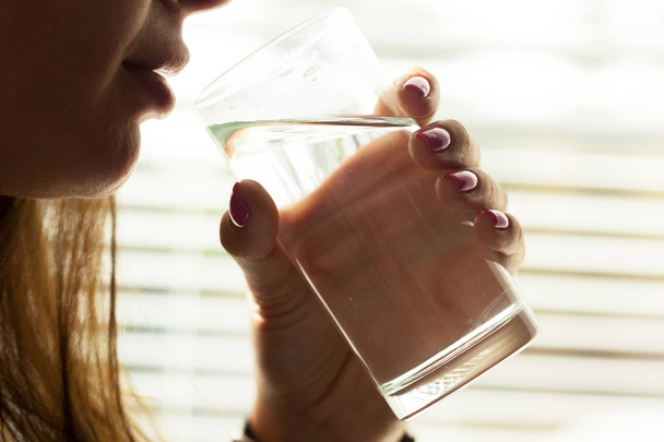 молодая женщина пьет воду - Фото, изображение
