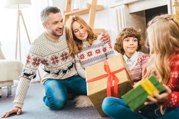 幸せな親とギフト ボックス クリスマスに一緒に過ごす時間の子どもたち - 写真・画像