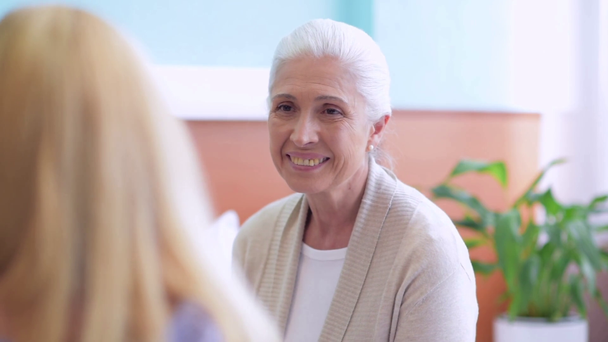 femme âgée souriante parlant au médecin à la clinique
 - Séquence, vidéo