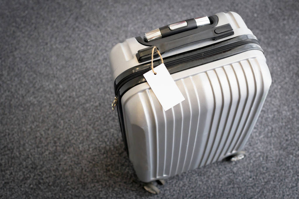 Close view of blank luggage tag label on suitcase  - Foto, Imagem