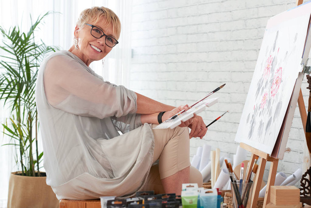 Ritratto di donna anziana creativa felice nel suo studio di casa
 - Foto, immagini