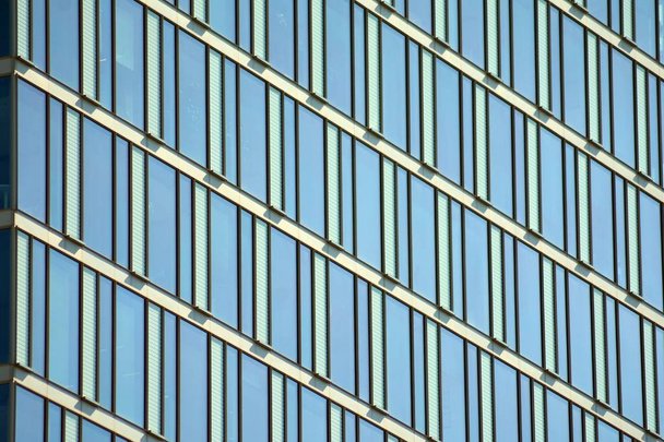 Fragmento abstracto de la arquitectura contemporánea, paredes de vidrio y hormigón. Muro cortina de cristal del edificio de oficinas moderno
 - Foto, Imagen