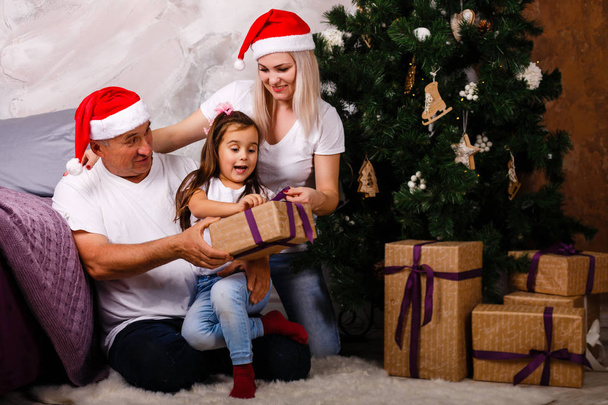 anciano pasar tiempo con la nieta y la hija cerca del árbol de Navidad
 - Foto, imagen