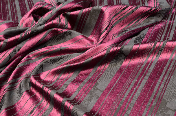 Tkanina oblek z hedvábí a Kašmír červeno černá se vzorem - Fotografie, Obrázek