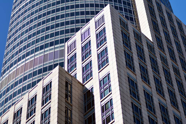 Fragmento abstracto de la arquitectura contemporánea, paredes de vidrio y hormigón. Muro cortina de cristal del edificio de oficinas moderno
 - Foto, Imagen