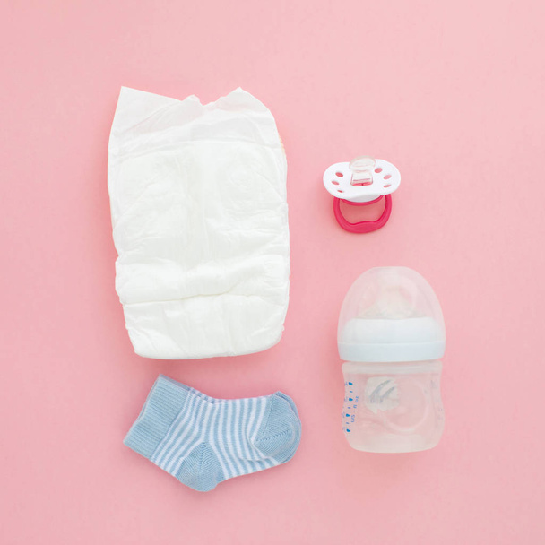 Zestaw dla noworodka sutek butelki pieluchy skarpety - Zdjęcie, obraz