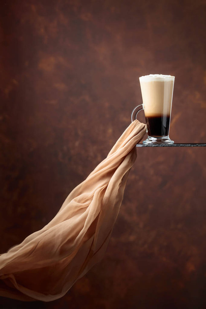 Caffè o cocktail con crema su sfondo marrone. Sciarpa in chiffon a vento in evoluzione. Copia spazio per il testo
. - Foto, immagini
