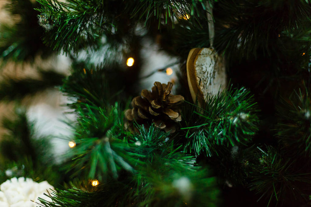 Geschmückter Weihnachtsbaum in Nahaufnahme. - Foto, Bild