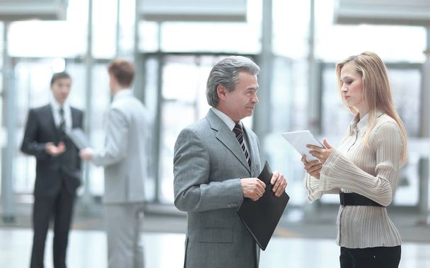 businessman and assistant discussing working issues.photo on blurred office background - Foto, imagen