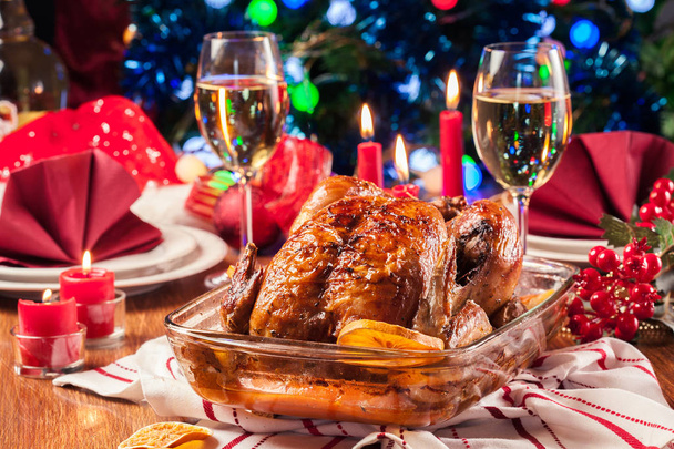 Печёная или жареная целая курица на рождественском столе. Рождественский ужин - Фото, изображение