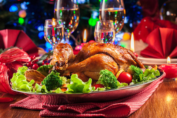 Pollo entero al horno o asado en la mesa de Navidad. Cena de Navidad - Foto, imagen