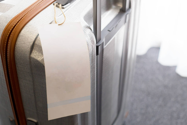 Close view of blank luggage tag label on suitcase  - Foto, Bild
